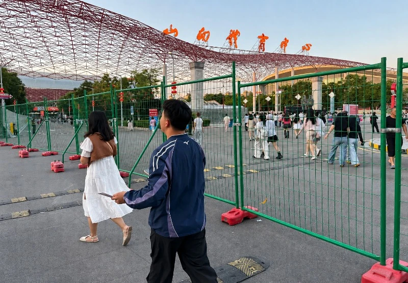 Temporary Pedestrian Zoning Fence for Stadium Events